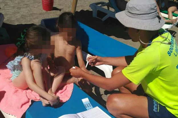 Un socorrista identifica a dos menores en la playa. 