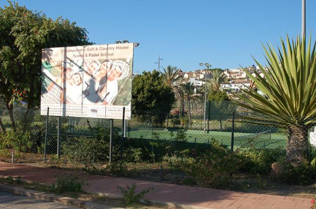 Una de las pistas de tenis del complejo. :: charo márquez