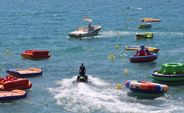 Pulpos gigantes, castillos en el agua, pádel-surf, kayaks o la posibilidad de volar se suman a la oferta. 