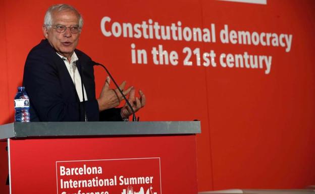 Josep Borrell clausura las jornadas de Societat Civil Catalana en Barcelona.