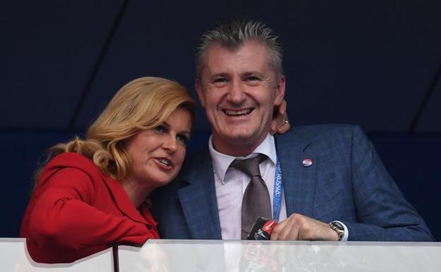 Davor Suker, junto a la presidenta croata, Kolinda Grabar-Kitarovic. 