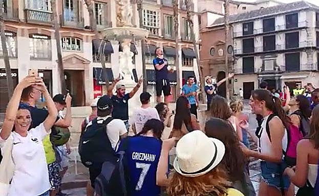 Aficionados franceses celebran en Málaga la victoria en Rusia 2018