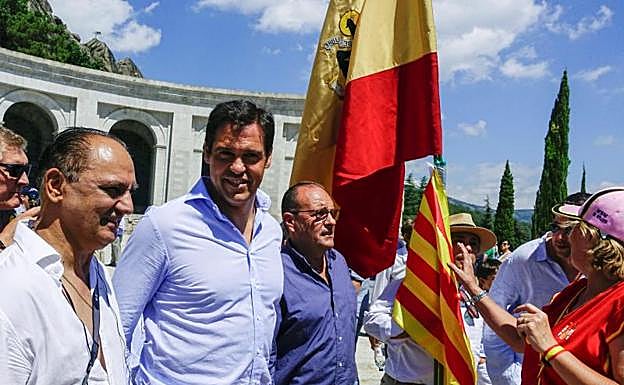 El bisnieto de Franco Luis Alfonso de Borbón, durante la concentración.