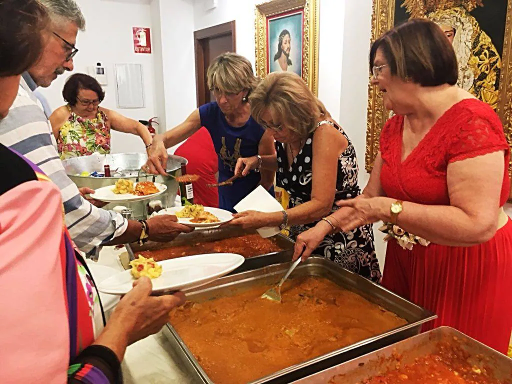 La Cofradía de la Misericordia organiza su anual cena benéfica. Las mujeres de la Misericordia elaboraron la comida.
