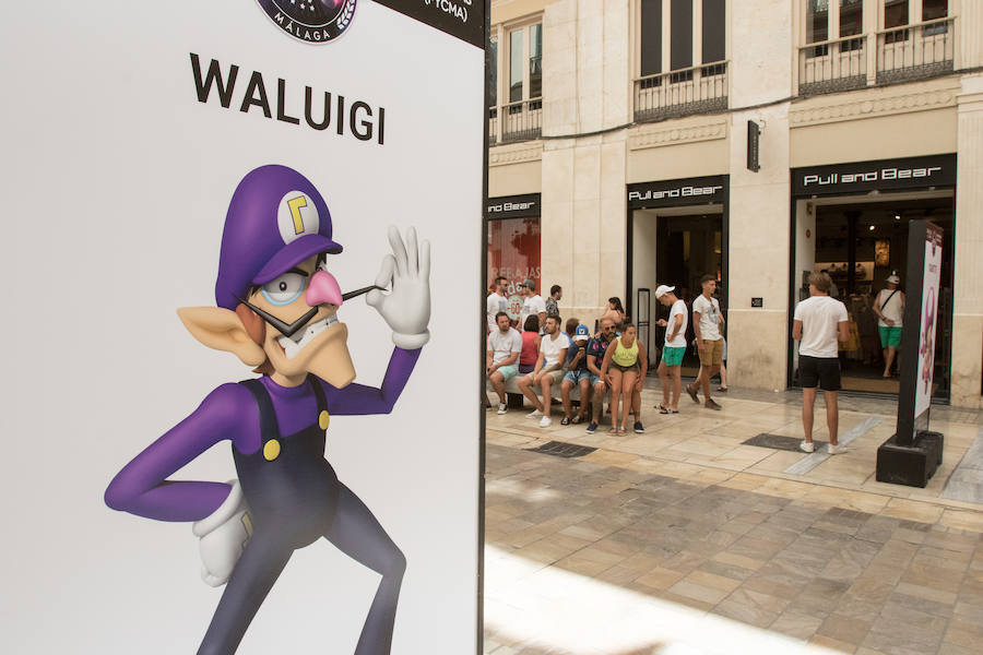 Como antesala de la sexta edición de Gamepolis, calle Larios acoge una exposición con fotografías de los mejores momentos de las citas anteriores y retratos de los grandes personajes de Nintendo. 