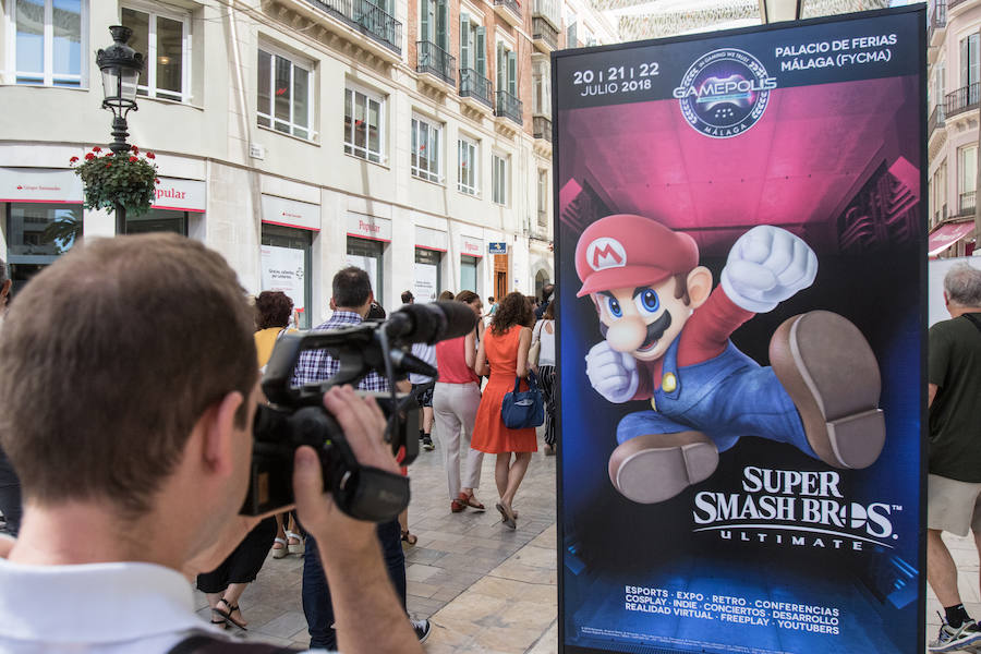 Como antesala de la sexta edición de Gamepolis, calle Larios acoge una exposición con fotografías de los mejores momentos de las citas anteriores y retratos de los grandes personajes de Nintendo. 