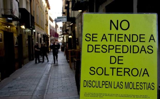 En el caso de Granada, numerosos restaurantes y bares han decidido no atender a las despedidas con disfraces «soeces» 