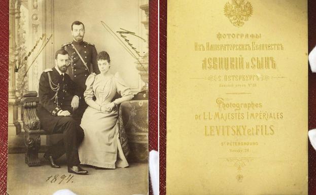Combo del anverso y el reverso de una fotografía del zar Nicolás II de Rusia junto a su hermana, la archiduquesa Xenia Alejandrovna, y el esposo de ésta. 