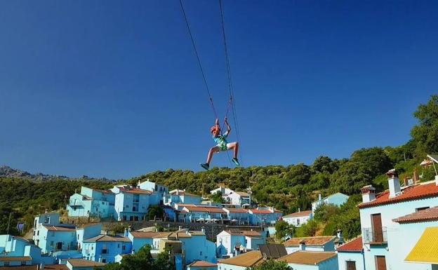 Tirolina en Júzcar. Foto Sport Mountain.