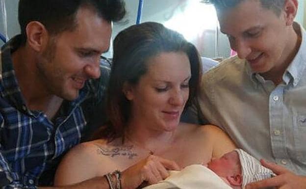 Chantelle McCallum, con Noah en brazos, junto a sus padres, Michael y Jordi.