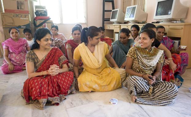 La doctora Nayna Patel (izquierda), en su clínica-hotel, con algunas de las mujeres contratadas para dar a luz a los hijos de parejas occidentales.