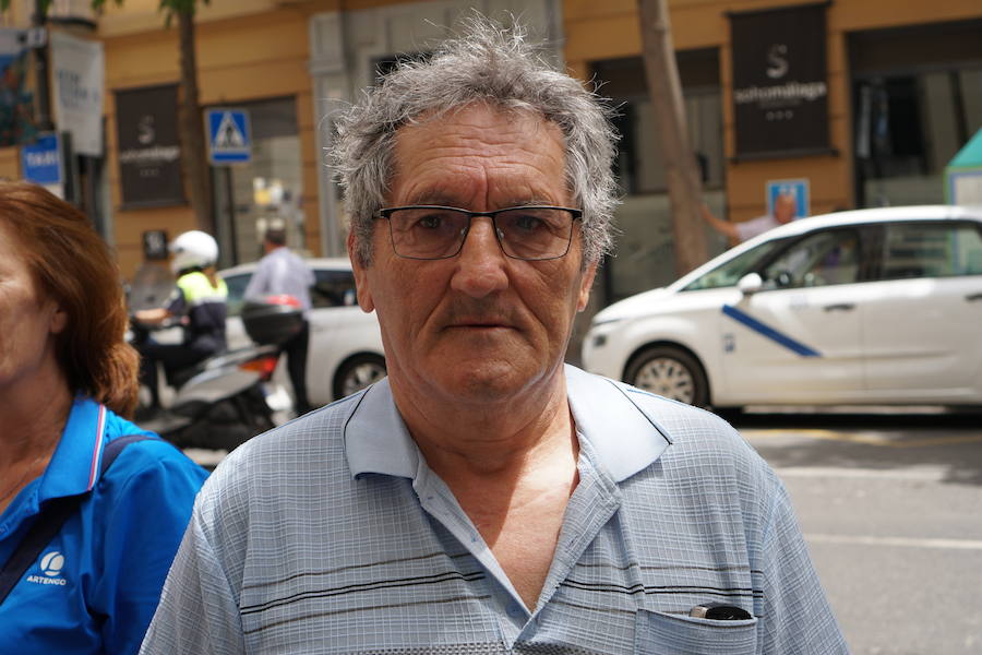 ANDRÉS DOMÍNGUEZ, 63 años: “Me pusieron implantes, pero se comieron más encía de la cuenta y me cosieron el frenillo a ella. No podía mover la lengua y se me infectó uno de los implantes. Luego me dijeron que ya no me podían poner implantes por cómo se me había quedado la boca”