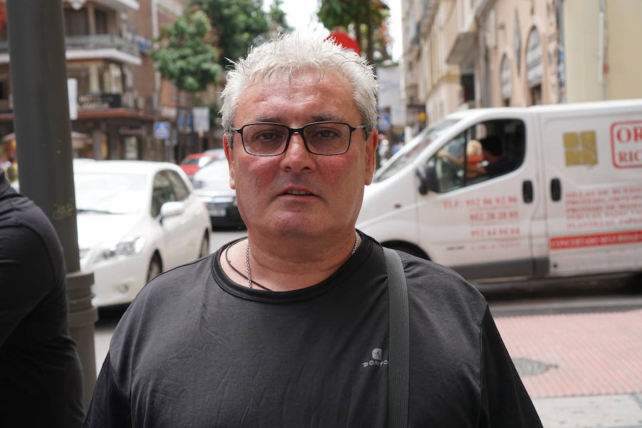 ANTONIO MANUEL, 50 años: “Me quitaron 12 dientes en una misma mañana. Soy hipertenso y ni me preguntaron. No paré de sangrar en todo el día y después de ponerme los provisionales, cuando me dijeron que ya podía comer, se me partió el diente con un trozo de pan bimbo y se me mueve toda la pieza. Me quedan aún dos implantes más y toda la pieza por arreglar”