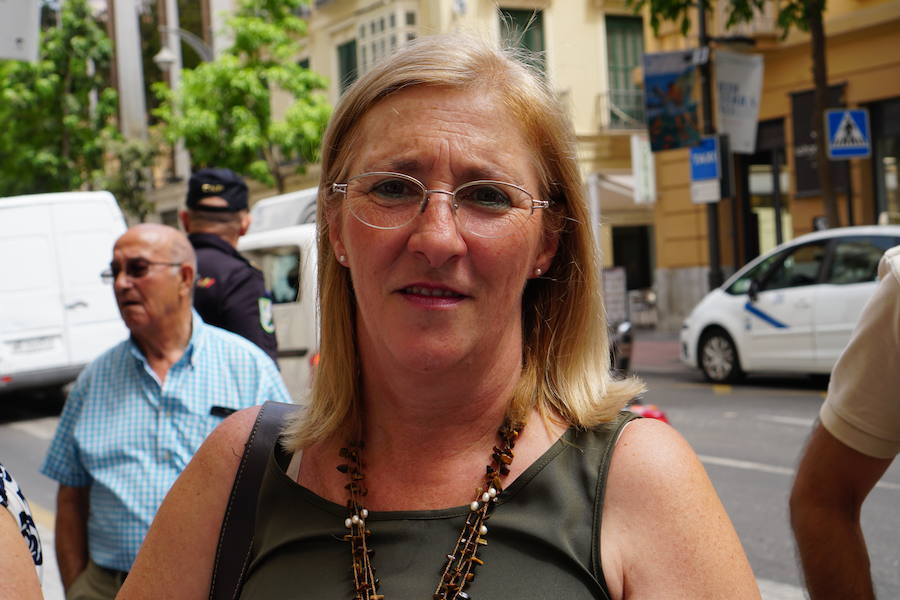 MAGDALENA PÉREZ, 55 años: “Fui a quitarme los puntos de dos implantes y a los tres días cerraron y me han dejado sin las coronas, además de empastes caídos y mal hechos. Sigo pagando, aunque he enviado un burofax y me han dicho que si no me contestan, que puedo dejar ya de pagar”
