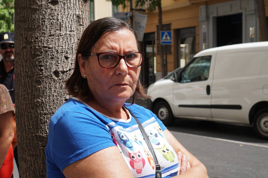 MARÍA DEL PILAR SERRANO, 64 años: “Mi marido tiene una operación en la cabeza a consecuencia de los implantes que le pusieron. Le quitaron toda la dentadura que tenía buena y debido a la operación le dio un ictus. Le tuvieron que poner una placa en la cabeza y dos drenajes porque el cerebro se le había llenado de líquido. Fuimos a reclamar y nos dijeron que ya no se atrevían, pero que nos devolvían el dinero. Todavía no he cobrado nada”