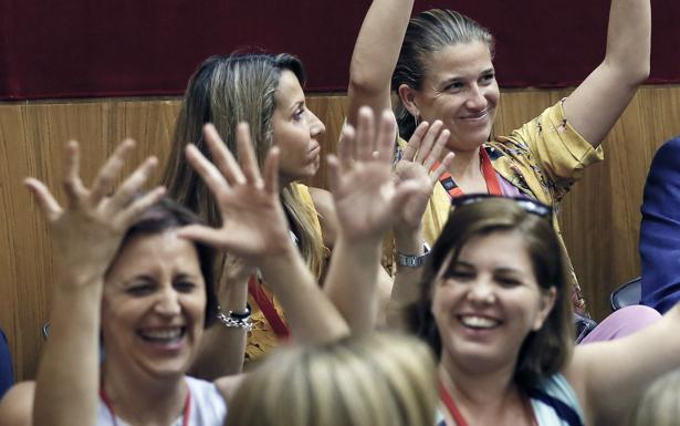 Mujeres festejan la nueva ley en el Parlamento. 