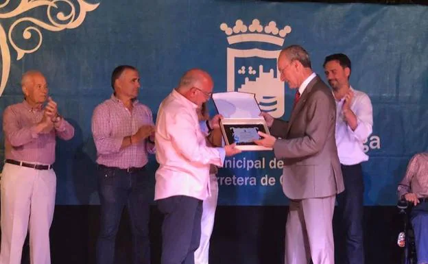 Diego Alonso recibe la distinción de manos del alcalde. 