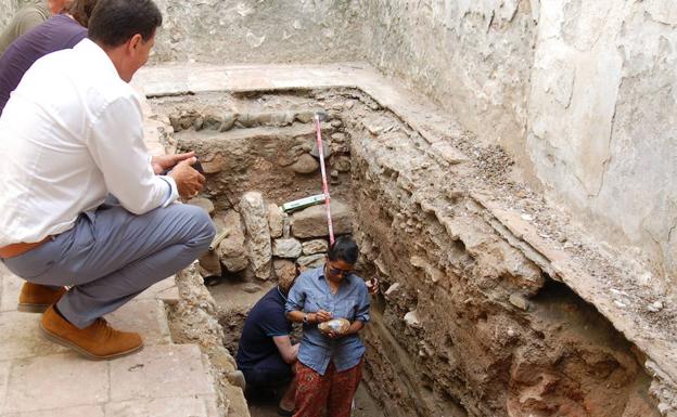 Los investigadores de Cambridge revisan los restos hallados en la calle Real. 