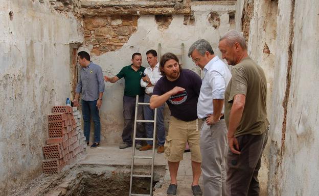 Carlos Arteaga explica al alcalde la situación de los sedimentos. 