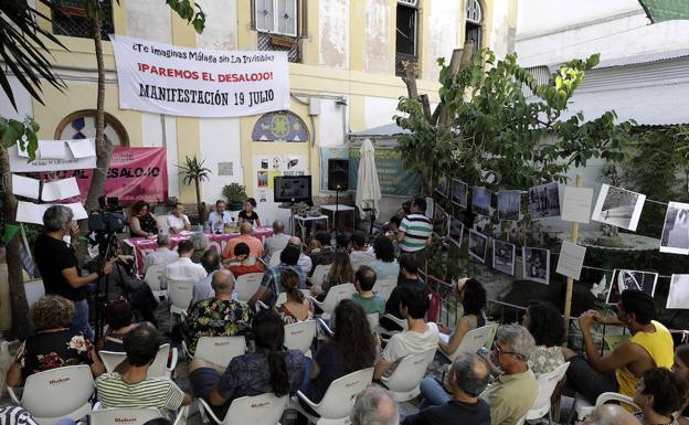 La Casa Invisible volvió a llenar ayer el patio de su sede en una cita cultural. 