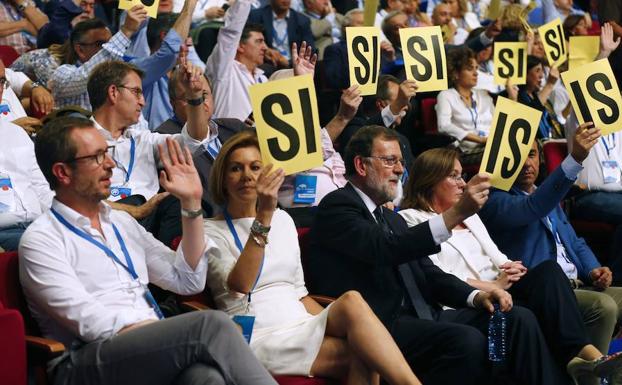 El expresidente del Gobierno Mariano Rajoy (3i), junto a la exministra de Defensa María Dolores de Cospedal (2i), el vicesecretario sectorial del PP, Javier Maroto (i), y el coordinador general del PP, Fernando Martínez Maíllo (d), durante la votación para aprobar a los 23 miembros de la mesa propuestos, en la celebración del Congreso Nacional del Partido Popular hoy en Madrid. 