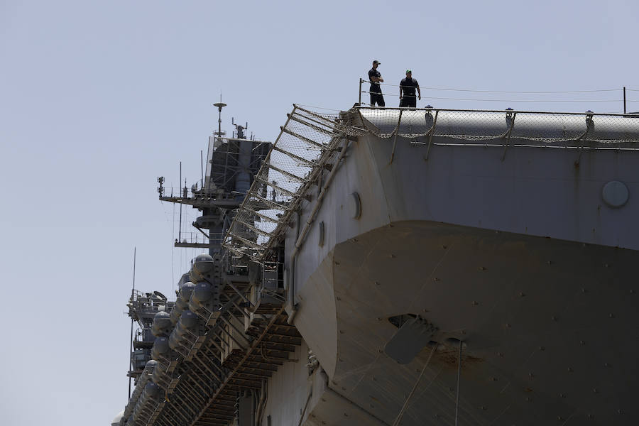 El portaaeronaves norteamericano USS Iwo Jima se encuentra atracado en el puerto de Málaga este fin de semana para dar descanso a los más de 2.500 militares que lleva a bordo, unos 1400 marines y otros 1.100 personal de marinería, tras permanecer seis meses de misión en Oriente Medio