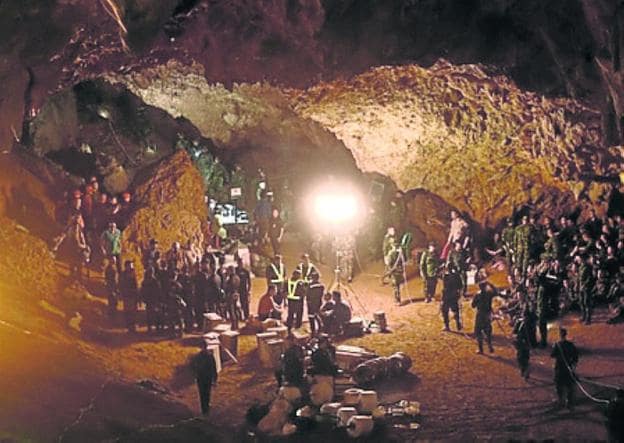 Los niños atrapados en la cueva. 