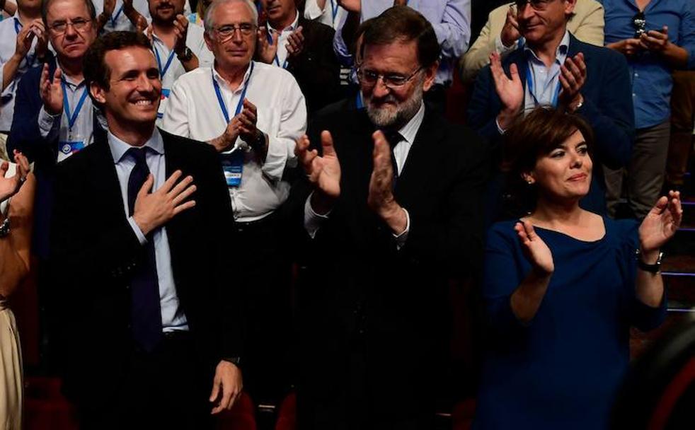 Pablo Casado recibe las felicitaciones del congreso.