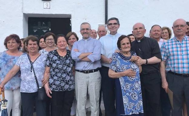 Visita del vicario de la Diócesis de Málaga, José Sánchez, a la capilla de Arroyo Coche. 