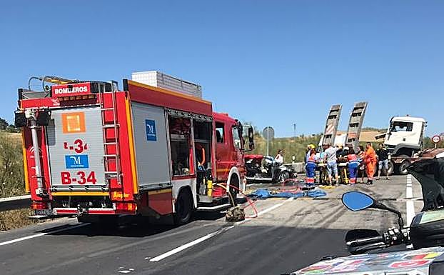 Un fallecido y un herido grave al chocar un coche y un camión en Montecorto
