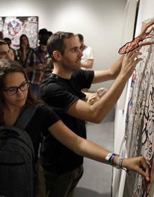 Imagen secundaria 2 - Arriba, dibujantes y visitantes en el Cubo. Abajo, el interior de la Casa Natal, anoche, y la acción de José Medina Galeote en el Pompidou fue uno de los éxitos de la velada.. 