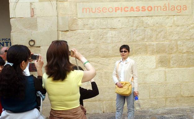 Un turista inmortaliza su visita al Museo Picasso de Málaga.