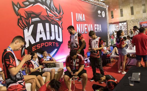 Miembros del equipo Kaiju eSports en su stand de Gamepolis.