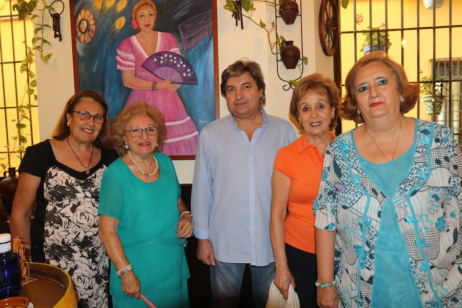 Carmen Núñez, Isabel Faura, Antonio Jesús Rodríguez, Loli Torres y Gloria Jurado en la exposición ‘Pintamos la Feria’.