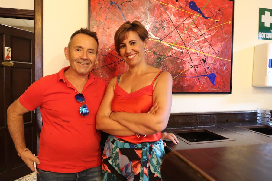 Gerardo García y Mariló López Lara en la exposición ‘Pintamos la Feria’.
