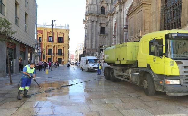 Operaciones de baldeo y limpieza de la solería en el entorno de la Catedral. 