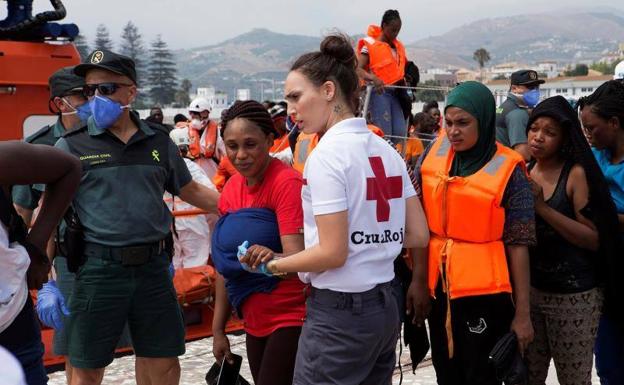 Migrantes en el puerto de Motril ayer. 