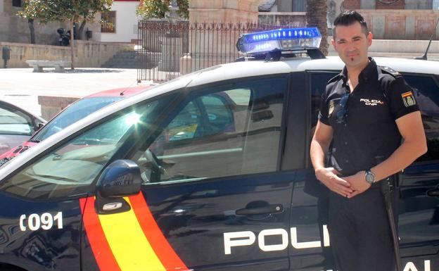 Un policía devuelve a una familia en apuros la indemnización por una lesión que le causó su hijo