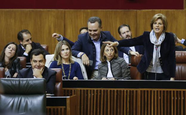 Esperanza Oña, Juanma Moreno y otros diputados en el Parlamento andaluz. 