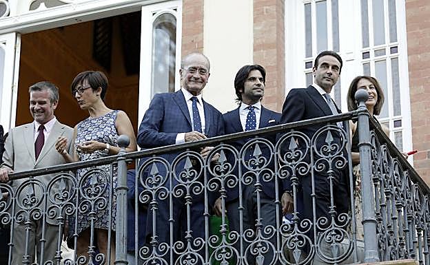 Ponce y las autoridades en el balcón de la sede colegial y en un momento del pregón. 