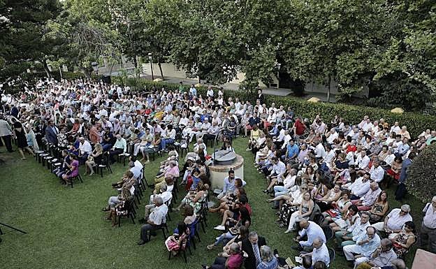 Imagen principal - Lleno para escuchar el pregón. El diestro firma en el libro de honor con unas cariñosas palabras a Málaga y recibe un obsequio. 