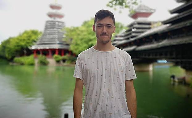 Ricardo Holthausen Bermejo fotografiado en su viaje por China.