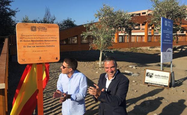 Óscar Medina y Elías Bendodo, ayer en la inauguración del puente. 