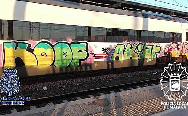 Se les atribuye la pintada en un tren de RENFE en una estación de Algeciras, cuyo coste de reparación fue cercano a los 2.700 euros. 