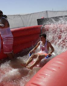 Imagen secundaria 2 - Largas colas para acceder. Miles de jóvenes ocuparon el recinto durante todo el día.También hubo actividades acuáticas. 