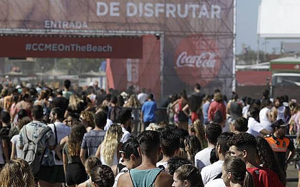 Imagen principal - Largas colas para acceder. Miles de jóvenes ocuparon el recinto durante todo el día.También hubo actividades acuáticas. 