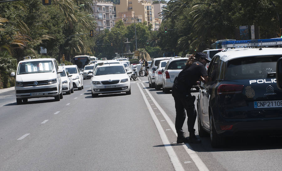 En el tercer día de huelga, los taxistas de Málaga han vuelto a cortar por sorpresa el Paseo del Parque en ambas direcciones.