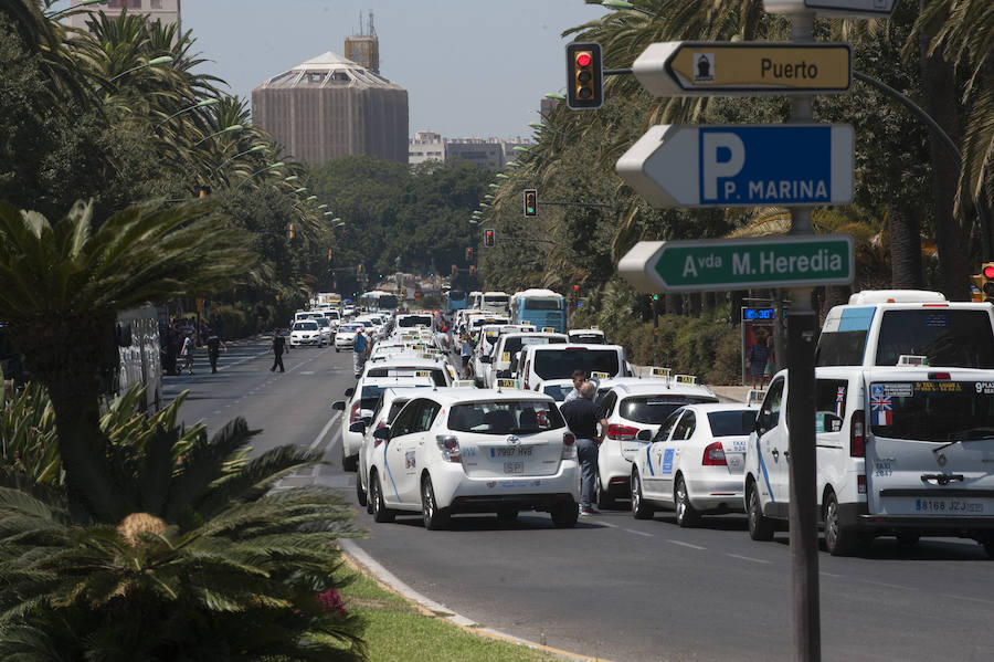 En el tercer día de huelga, los taxistas de Málaga han vuelto a cortar por sorpresa el Paseo del Parque en ambas direcciones.