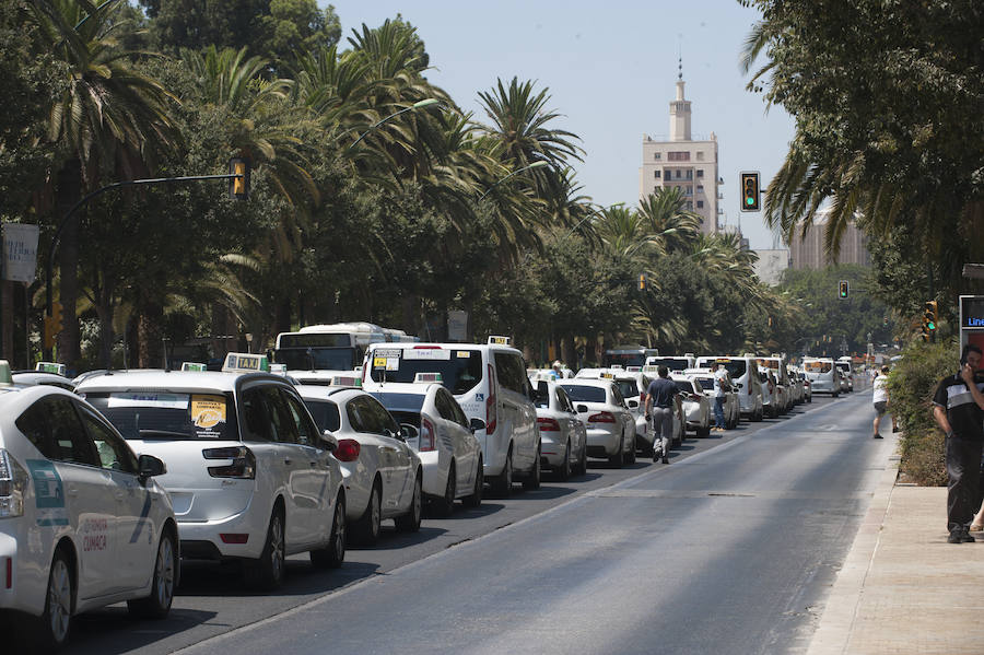 En el tercer día de huelga, los taxistas de Málaga han vuelto a cortar por sorpresa el Paseo del Parque en ambas direcciones.