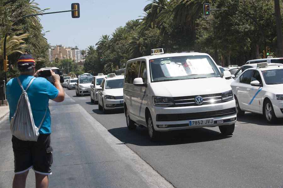 En el tercer día de huelga, los taxistas de Málaga han vuelto a cortar por sorpresa el Paseo del Parque en ambas direcciones.
